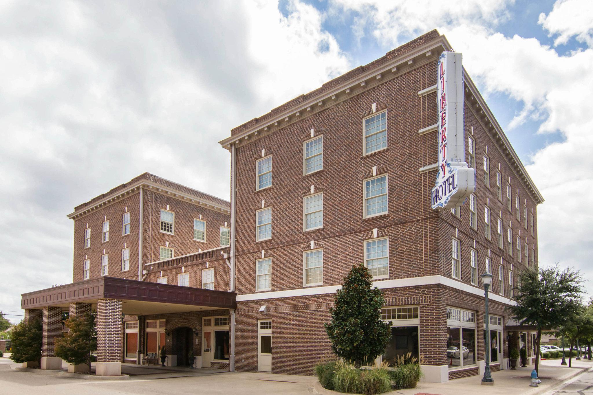 Liberty Hotel, Ascend Hotel Collection Клберн Экстерьер фото