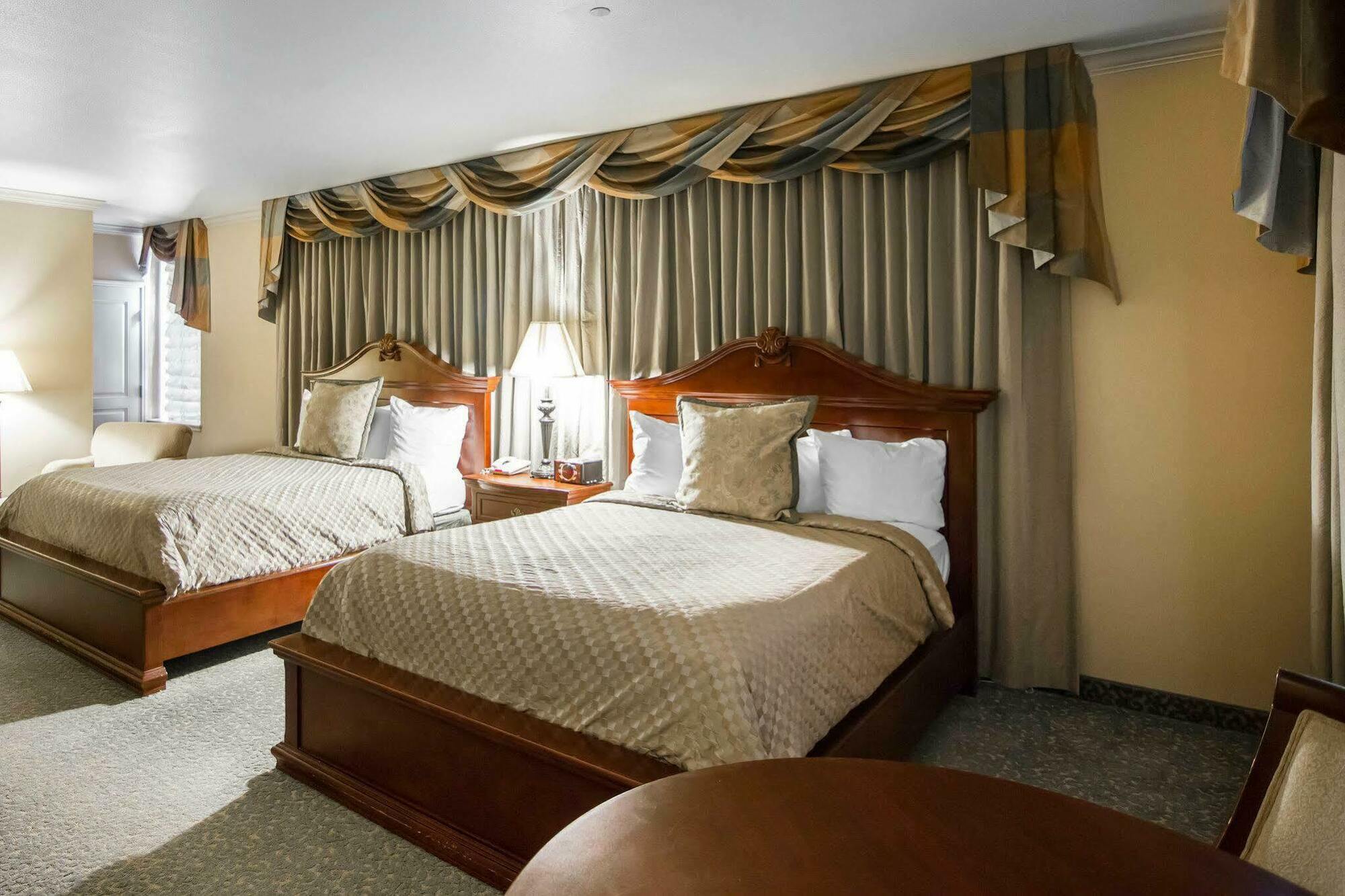 Liberty Hotel, Ascend Hotel Collection Клберн Экстерьер фото